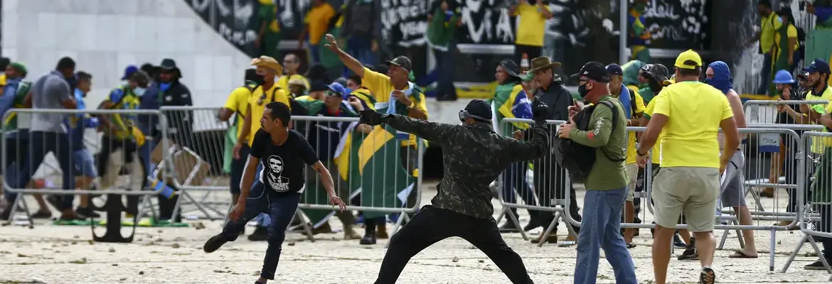 Para psicanalistas, ataque do 8/1 foi movido por revolução imaginária