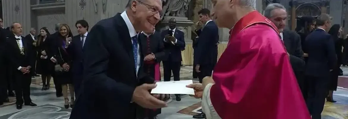 Alckmin entrega ao Papa convite para visitar o Brasil durante a COP30