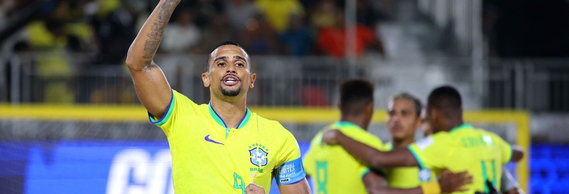 Brasil goleia Espanha e avança à semi do Mundial de futebol de areia