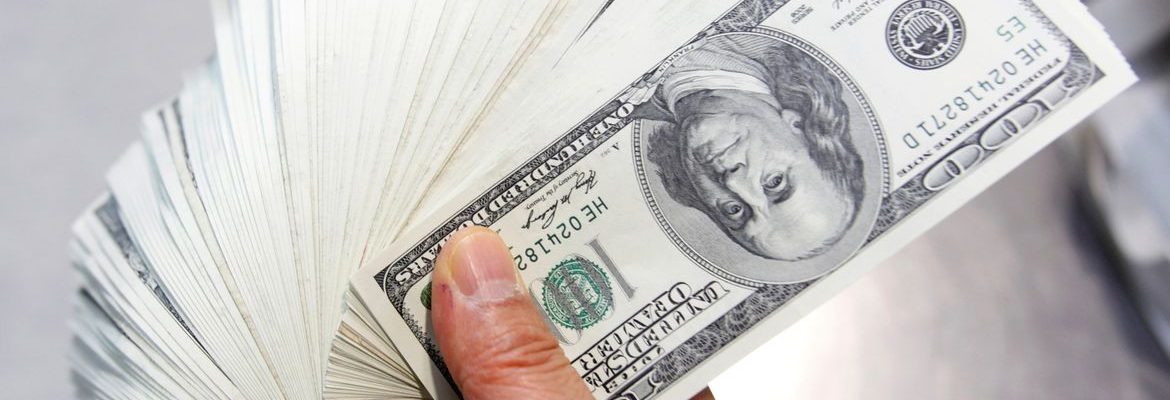 Dólar cai para R$ 5,57 e fecha no menor valor em 8 meses