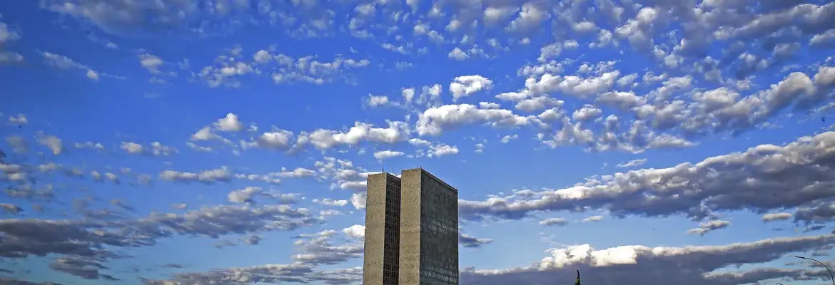 Projeto pode permitir que parlamentar acumule aposentadoria e salário