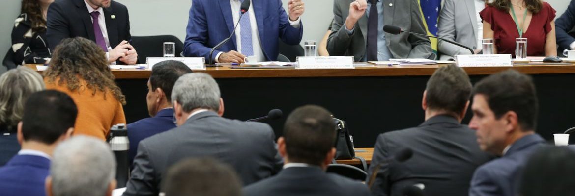 Audiência com Haddad é encerrada após tumulto entre deputados