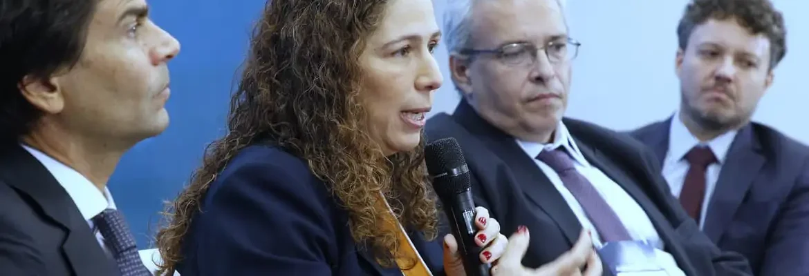 Ministra defende regras objetivas na avaliação de servidor em reforma