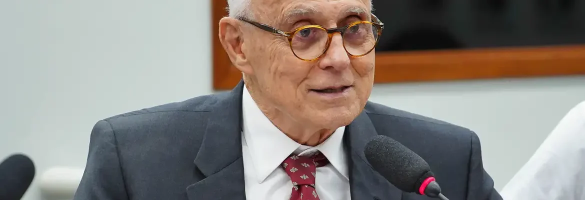 Suplicy passa mal e é internado em Niterói