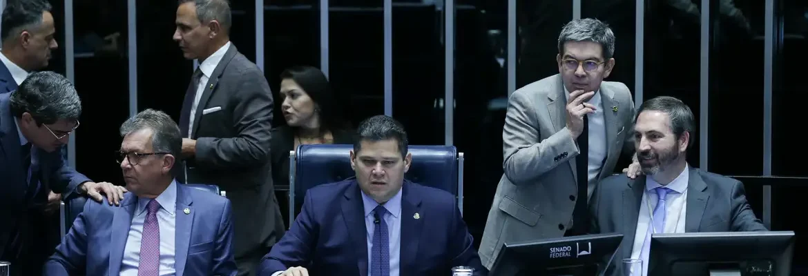 Senado aprova retirada de despesas com tarifaço do teto de gastos