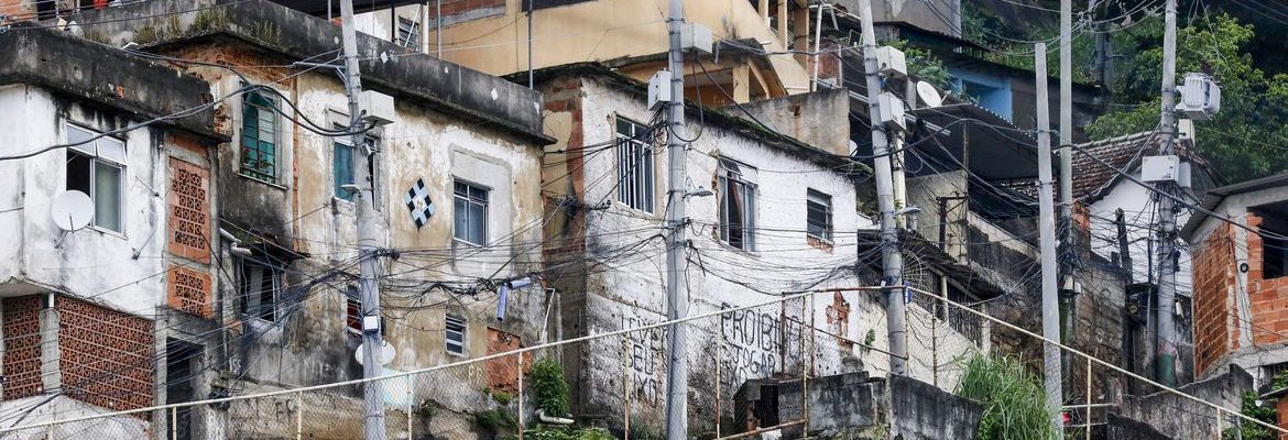 Quase 20% da população de favelas vivem em vias onde não passam carros