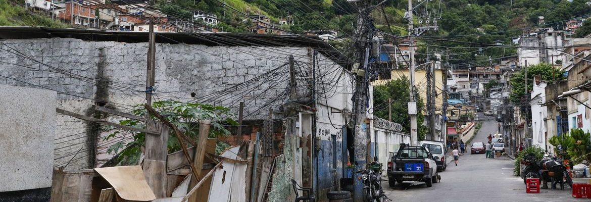 Dois em cada três habitantes de favela moram em vias sem árvores